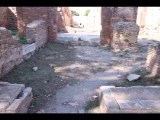 01348 ostia - regio ii - decumanus maximus - via della fontana - blick ri norden - gesehen vom decumanus maximus durch die caupona di fortunato (ii,vi,1) 09-2022.jpg